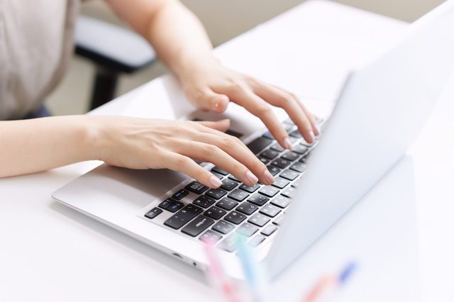 タイピングをする女性の手