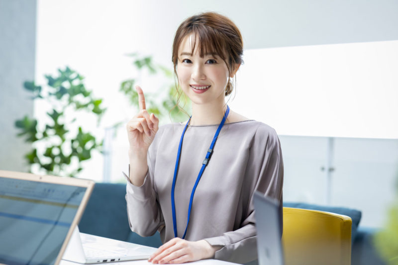 指差しをするビジネスウーマン