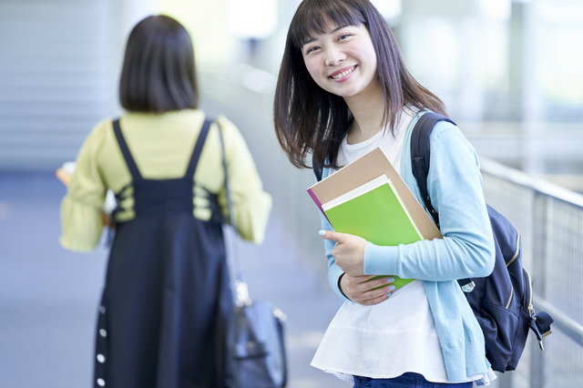 大学構内　女子大生